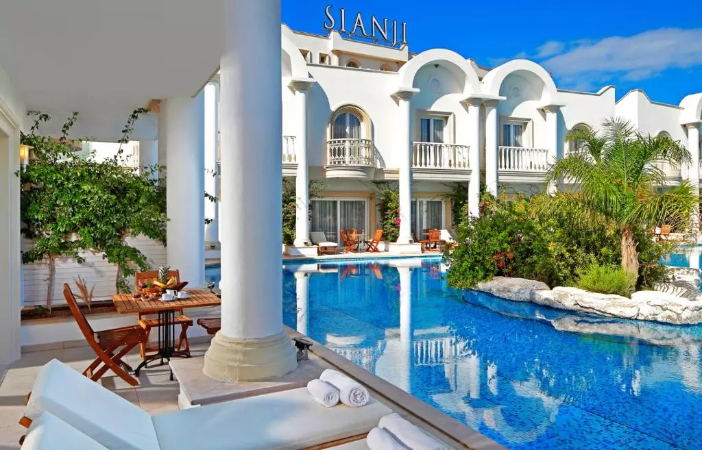 استخرهتل سیانجی ول بیینگ